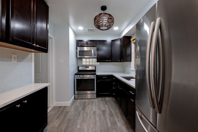 Building Photo - Charming 2 bdr, 2 bthr single family home in Belmont Cragin.