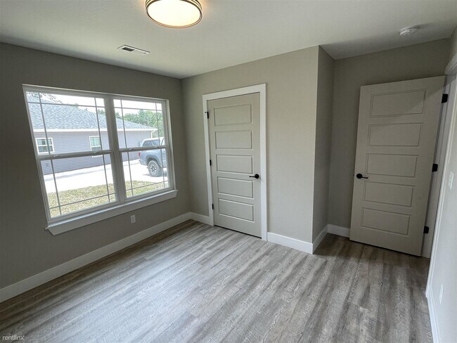 Building Photo - 3 br, 2 bath Duplex - 102 Briana Villa 102...