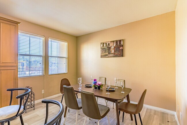 Foto del edificio - 1860 E 12th St