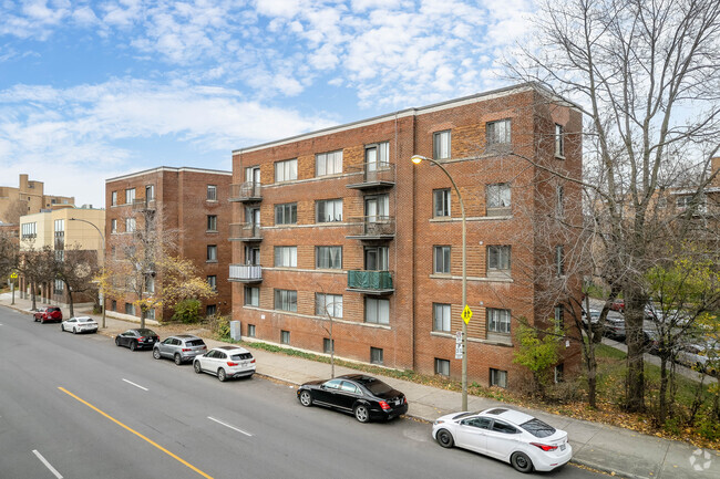 Building Photo - 5545 Ch De La Côte-Saint-Luc
