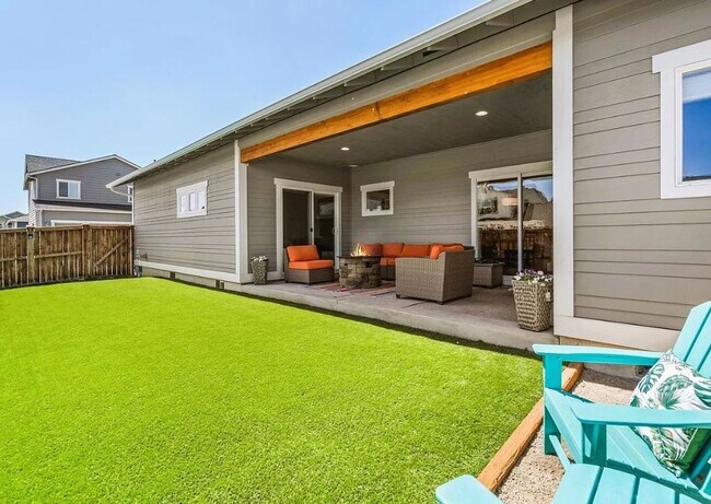 Foto del edificio - Furnished: New Modern Farmhouse Style Home with Abundant Light, Garage, Backyard. 30-day Min.