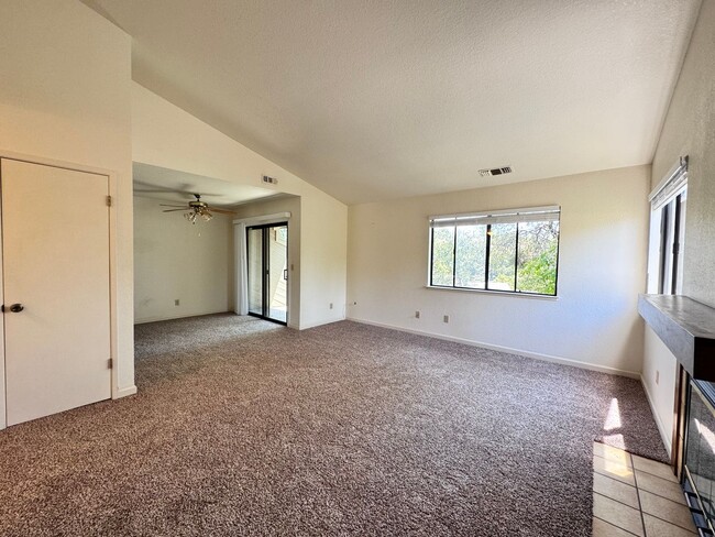 Building Photo - Cozy upstairs Condo in Auburn. Pets welcome!!