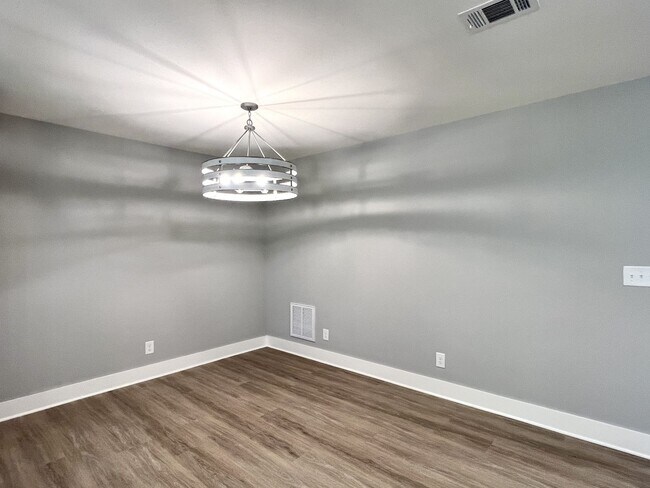 Foto del edificio - TOWNHOME ON WEST SIDE NEAR FIVE OAKS GOLF ...