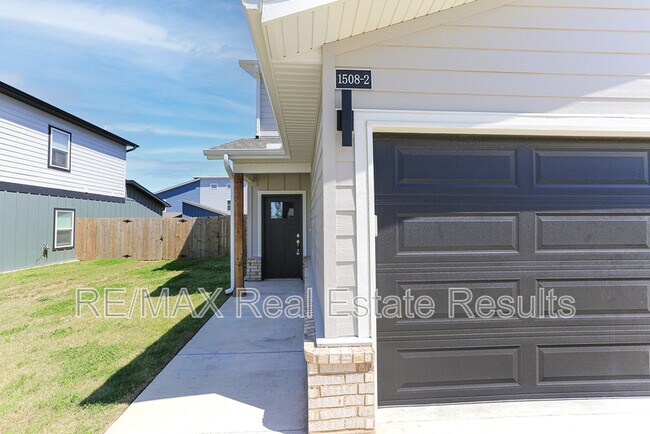 Building Photo - 1508 SW Poigai Wy
