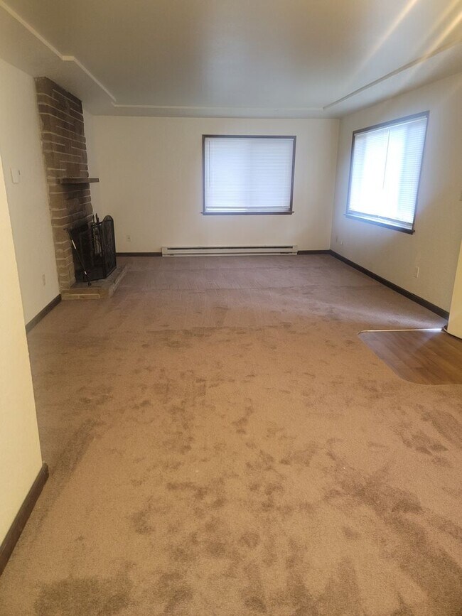 Building Photo - University Place 4 bedroom, 2 bath. Partially fenced yard