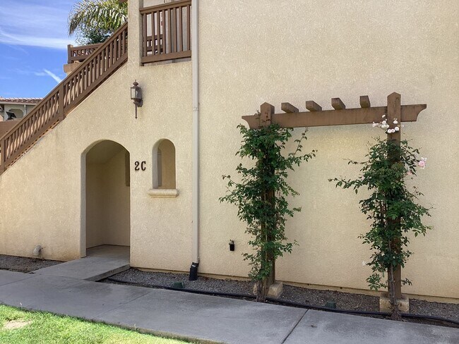 Building Photo - Updated Centrally Located Oak Creek Villas...