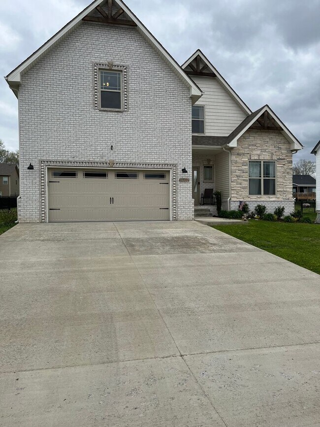 Foto del edificio - Georgous Large Open Floor Plan Home with E...