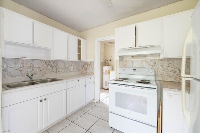 Building Photo - 3 br, 2 bath House - 18355 NE 1st Ct # 18357