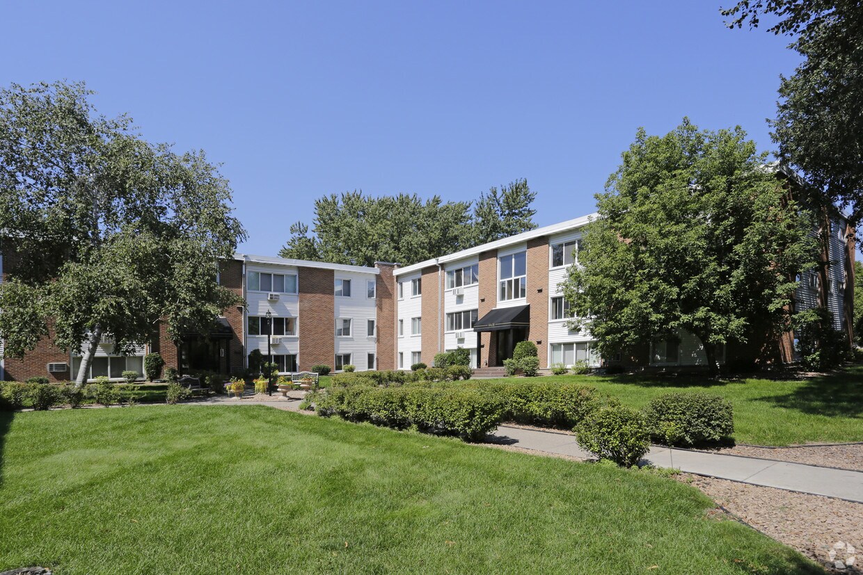 Lake Harriet Commons Rentals in Minneapolis at 4416 S Chowen Ave