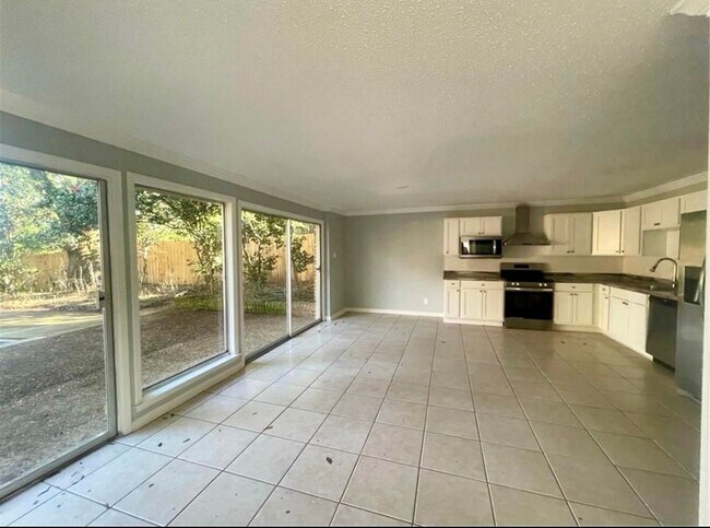 Building Photo - Stunning 4 bdrm & 4.5 bath home