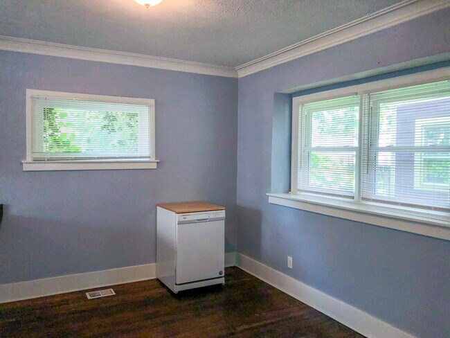 Dining Area - 10 Eastern Ave SE