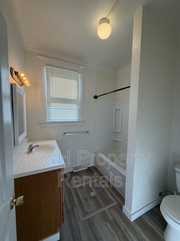 Foto del edificio - 32 Custer Ave