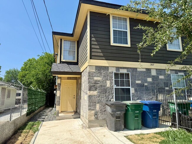 Foto del edificio - 3107 W Travis St
