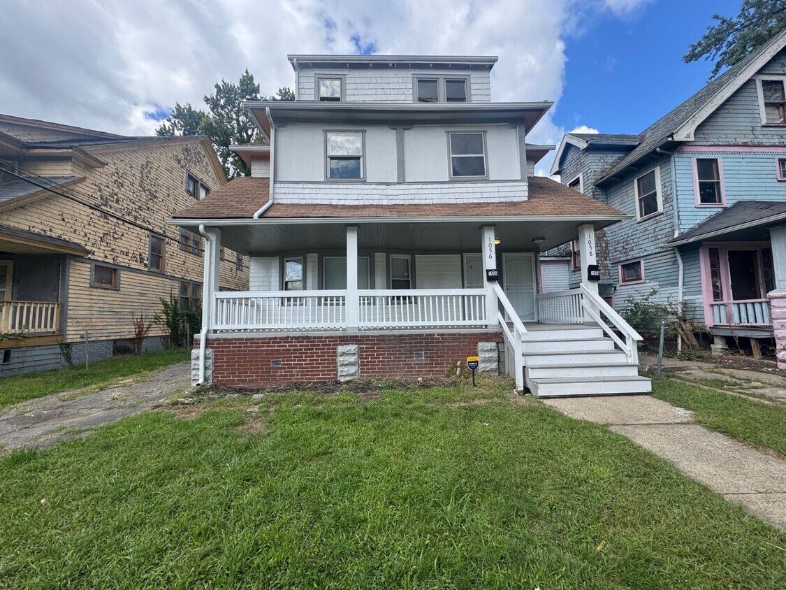 Primary Photo - 1056 E 99th St