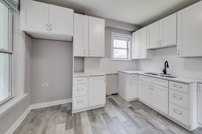 Building Photo - 924 S Karlov Ave