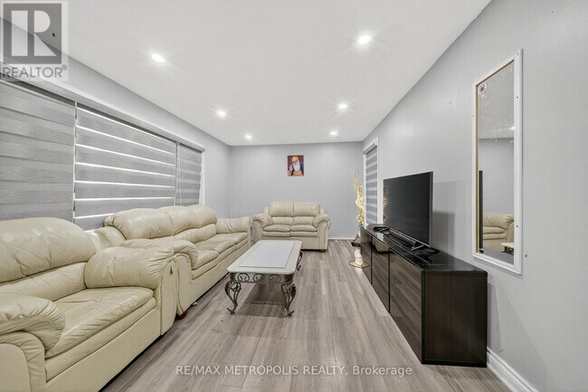 Building Photo - 6 Madoc Dr