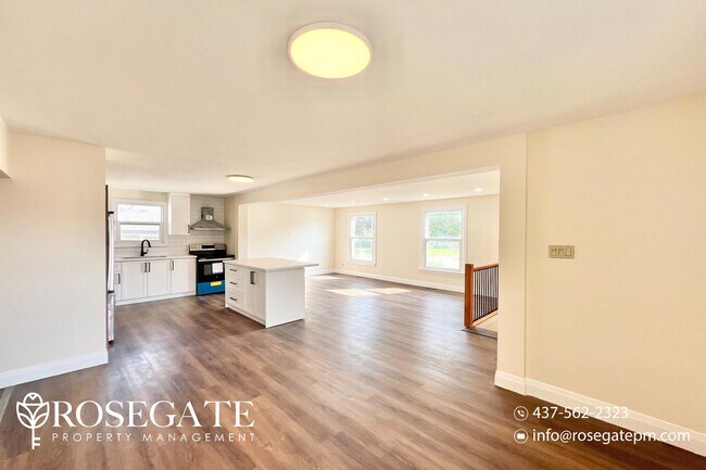 Photo du bâtiment - Spacious 3-Bedroom Main Floor Unit in Kitc...