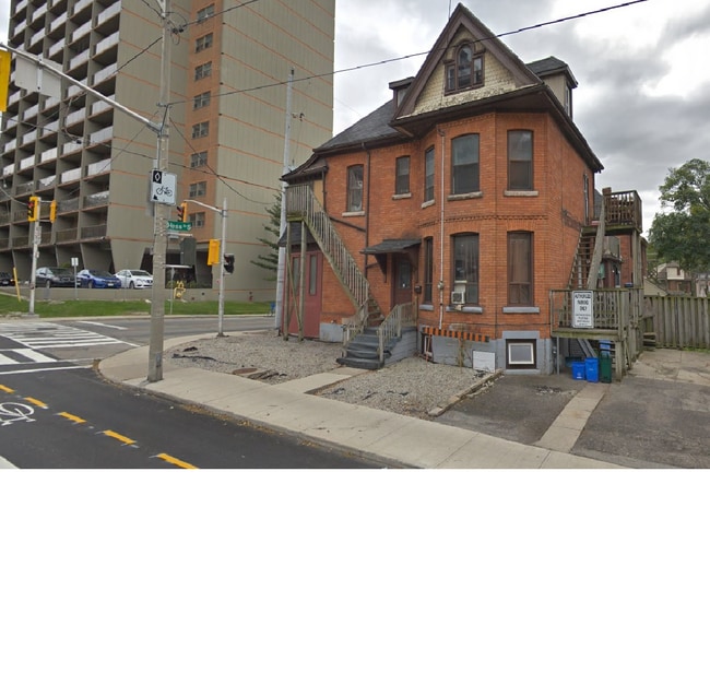 Building Photo - 114 Hess St S