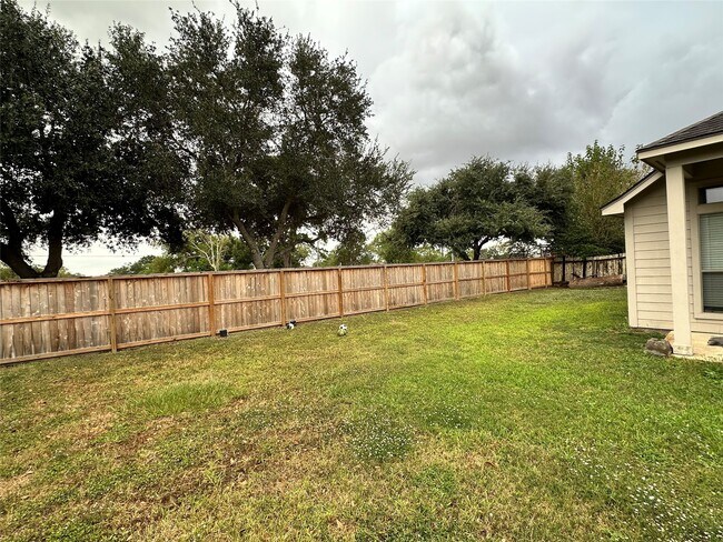 Foto del edificio - 5643 Walnut Glen Ln