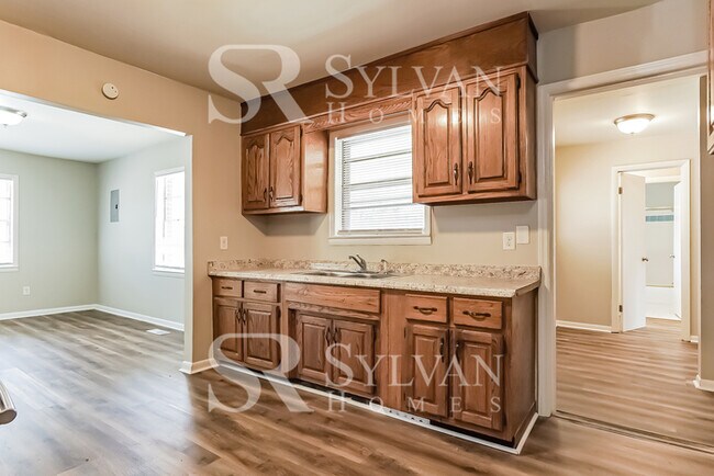 Foto del edificio - Prepare to fall in love with this 4 bedroom, 2 bathroom home