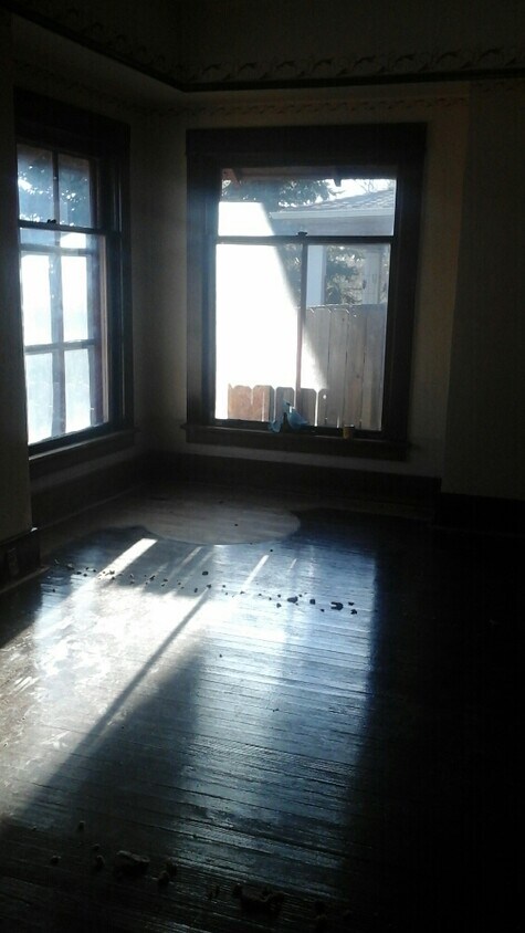 Building Photo - 712 E 21st St
