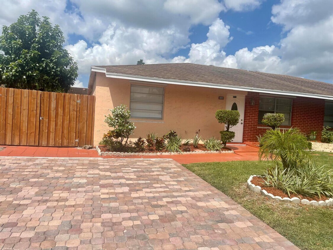 Foto principal - 4593 Empire Way