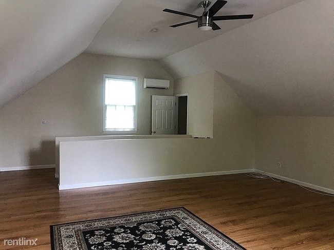 Building Photo - Studio, 1 bath Apartment - 1805 Graybar Lane