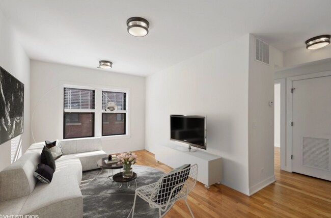 Foto del edificio - 2205 W Eastwood Ave