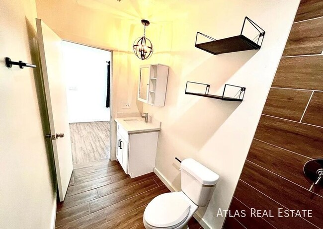 Building Photo - 2 WEEKS FREE-One Bedroom Apartment. Everyt...