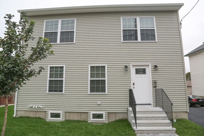 Building Photo - Newly Built 6br/3ba- Steps away from PC!