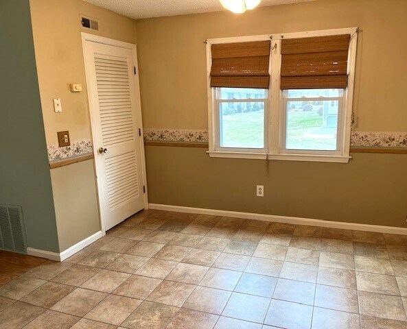 Foto del edificio - 74 Tennis Plaza Rd