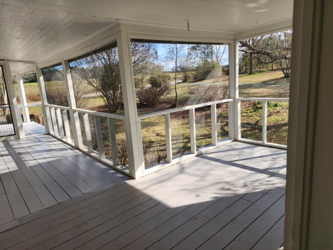 Building Photo - 683 Pummy Rd