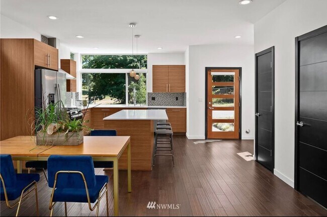 Building Photo - Welcome Home 3 bd 2.5 ba - West Seattle To...