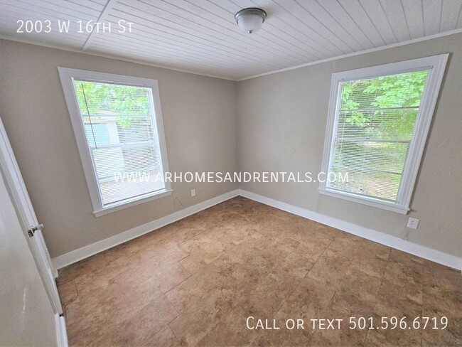 Building Photo - 2003 W 16th St | $725 | 2 beds, 1 bath