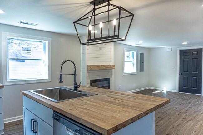 Building Photo - 201 W Forsythe St