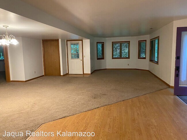Foto del edificio - 3 br, 2 bath House - 7083 Douglas Ave