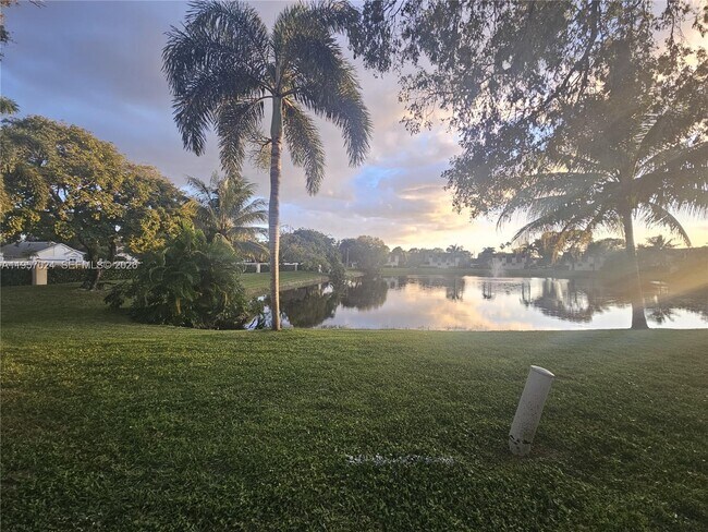 Foto del edificio - 253 San Remo Blvd