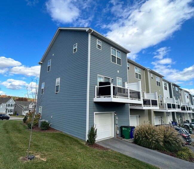 Foto del edificio - Fabulous townhome in Clifton Subdivision