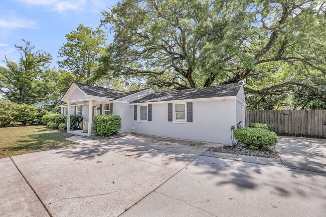 Foto del edificio - Peaceful Retreat Near Folly Beach and Down...