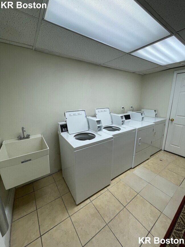 Foto del edificio - 43 Bay State Rd