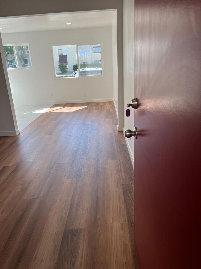 Building Photo - Beautiful Apartment in Panorama City