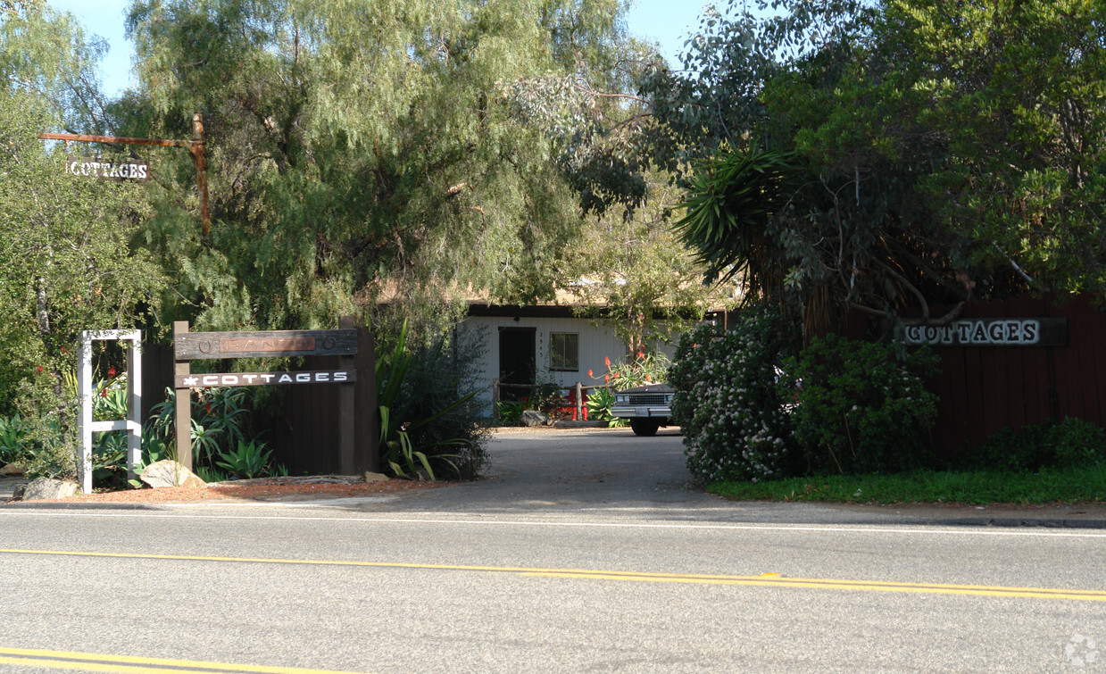 Building Photo - 2943-2945 E Vista Way