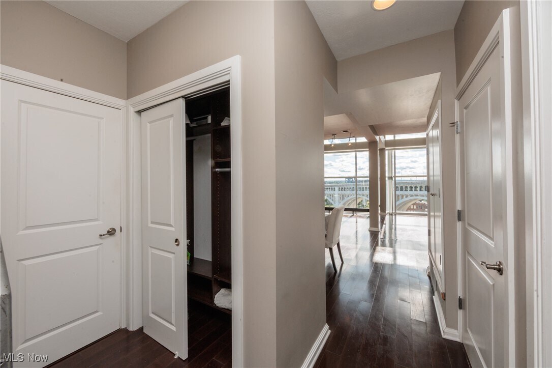 1237 Washington St Cleveland, OH 44113 – photo 5