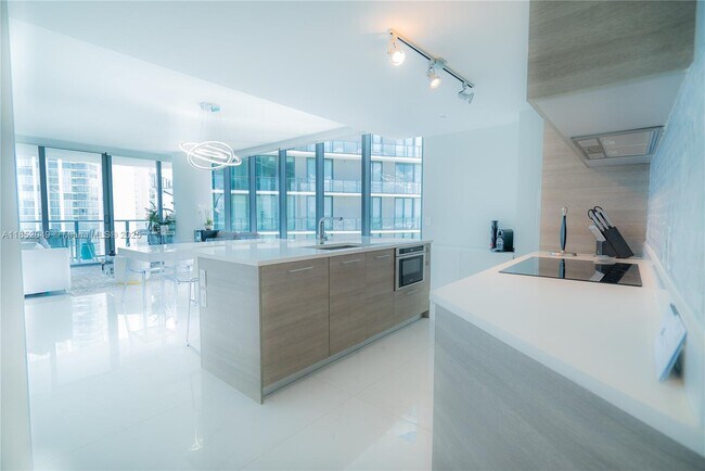 Foto del edificio - 650 NE 32nd St