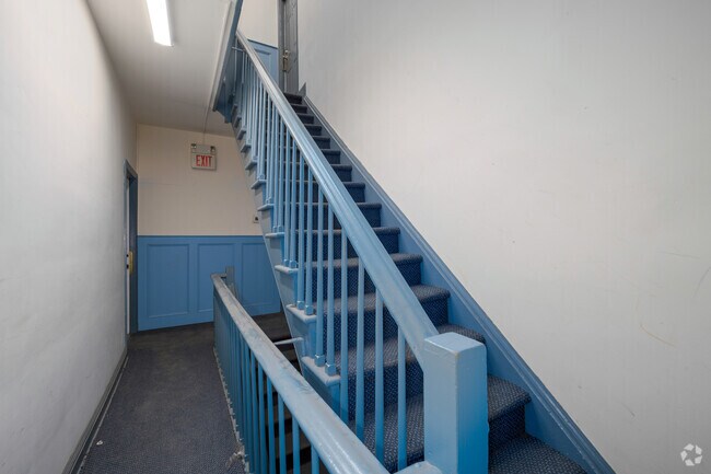 Escalera - 106 Willow Ave