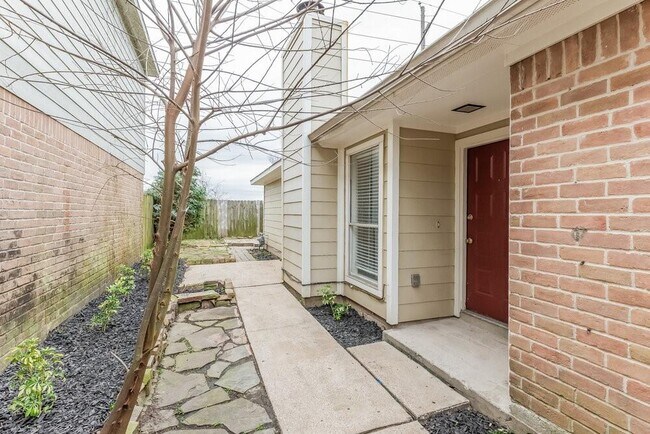 Building Photo - 7851 Gatehouse Dr