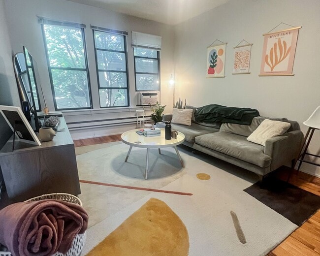 Building Photo - 627 W Melrose St