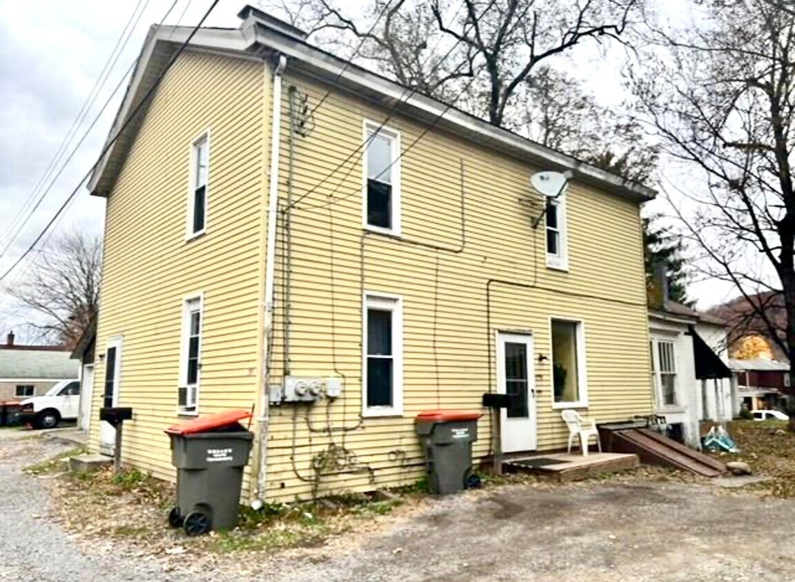 2011 7th Ave Unit A, Beaver Falls, PA 15010 Room for Rent in Beaver