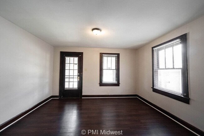 Building Photo - "Charming 1-Bedroom Duplex Retreat on East...
