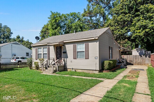 Building Photo - 3 Bedroom 2 Bath